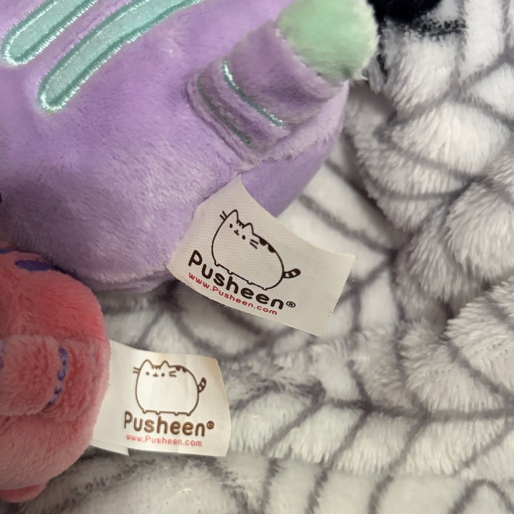 Plush Pusheen Cat Pocket purse Keychains and Eraser Pencil Topper - Picture 2 of 3